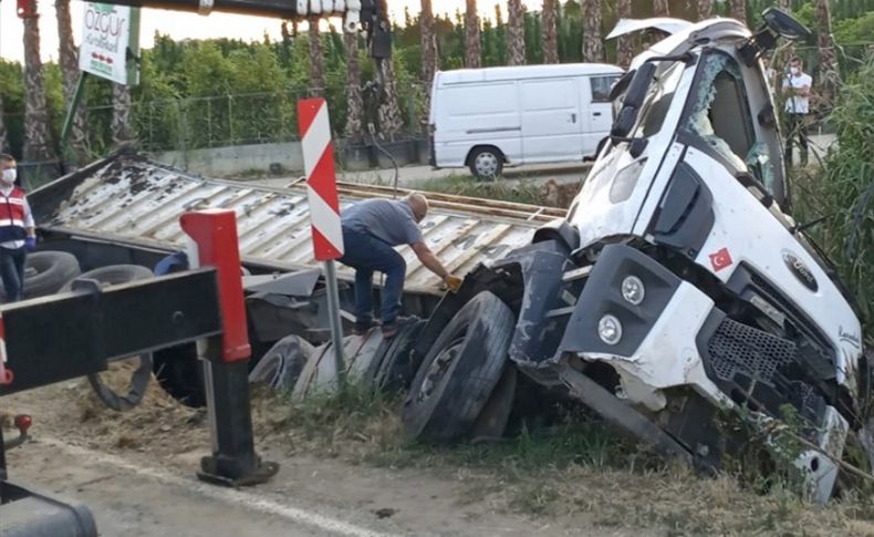 İzmir'de devrilen kamyonun sürücüsü hayatını kaybetti