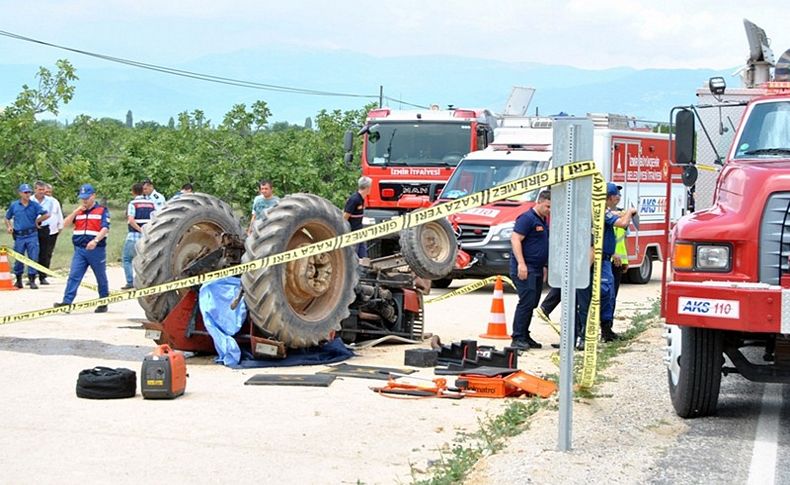 Devrilen traktörün genç sürücüsü öldü, arkadaşı yaralı