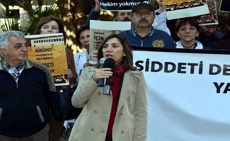 İzmir'de doktorlardan yasa teklifine tepki