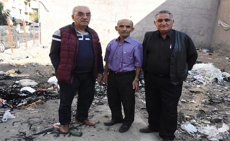 İzmir'de esnafın çöp tepkisi