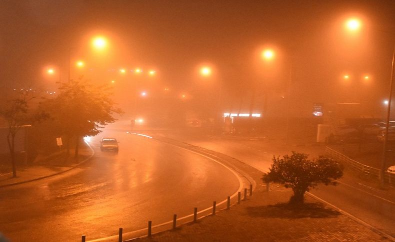 İzmir’de etkili olan sis, sürücülere zor anlar yaşattı