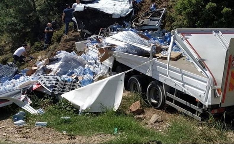 İzmir'de feci kaza; Damacana yüklü kamyon şarampole devrildi