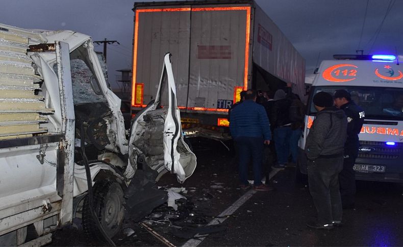 İzmir'de feci kaza: TIR'a çarpan kamyonetin sürücüsü öldü