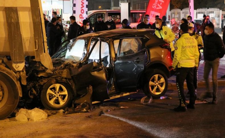 İzmir'de feci trafik kazası: Polis memuru olay yerinde can verdi