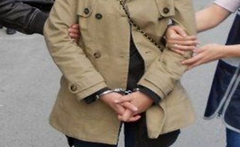 İzmir'de FETÖ bahanesiyle dolandırıcılık zanlısı kadın tutuklandı