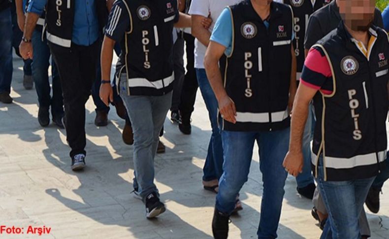 İzmir'de FETÖ operasyonuna 23 gözaltı