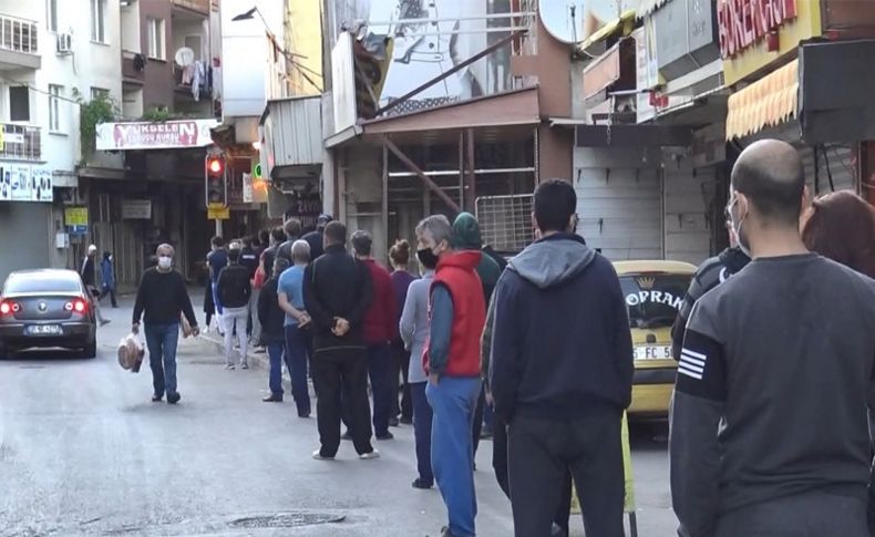 İzmir'de fırın önlerinde 'pide' kuyruğu