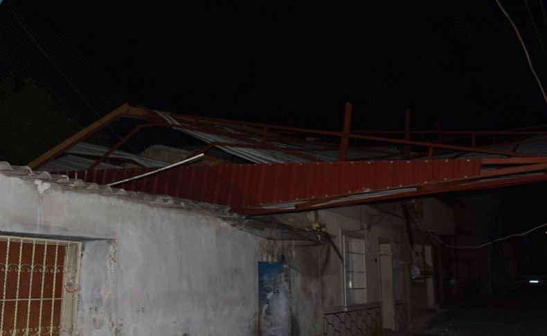 İzmir'de fırtına binaların çatısını uçurdu