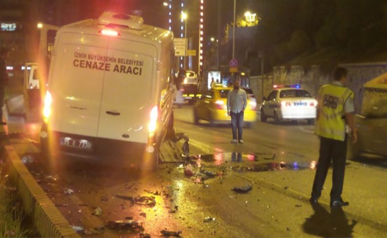 İzmir'de gece yarısı feci kaza: 1 ölü 1 yaralı