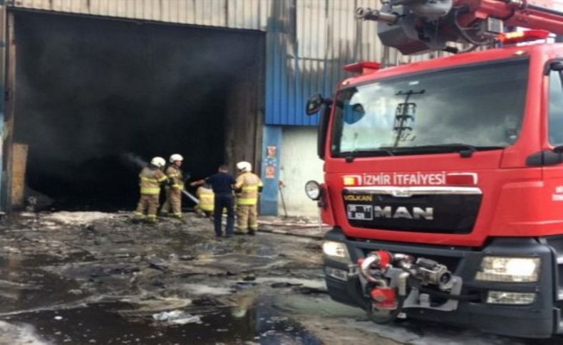 İzmir'de geri dönüşüm fabrikası yandı