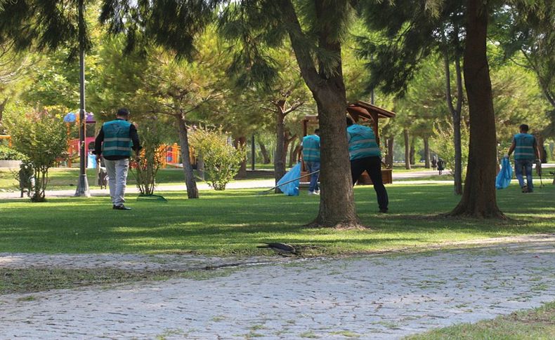 İzmir'de hükümlüler park ve bahçeleri temizledi