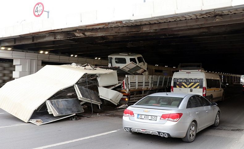 İzmir'de hurda araç yüklü TIR, alt geçitte sıkıştı