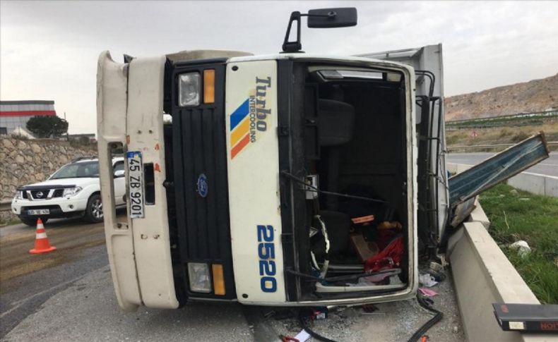 İzmir'de hurda yüklü kamyon devrildi