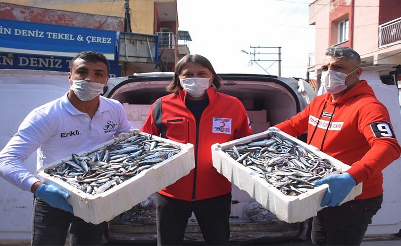 İzmir'de ihtiyaç sahiplerine 10 ton balık dağıtıldı