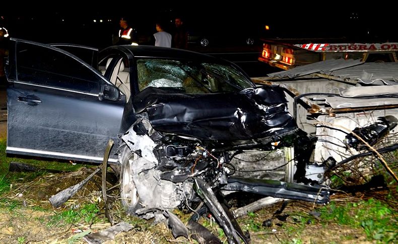 İzmir'de iki otomobil çarpıştı: 1 ölü, 3 yaralı