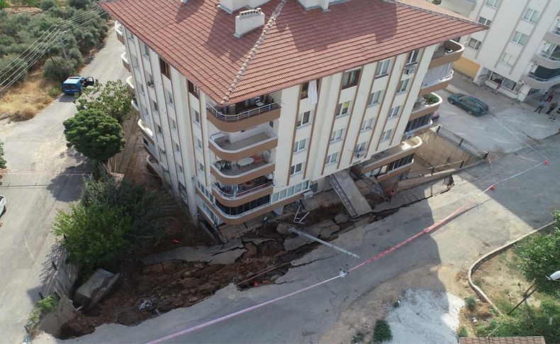 İzmir'de istinat duvarı yıkılan apartman boşaltıldı, ekipler inceleme başlattı