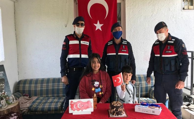 İzmir'de jandarmadan çocuklara sürpriz kutlama