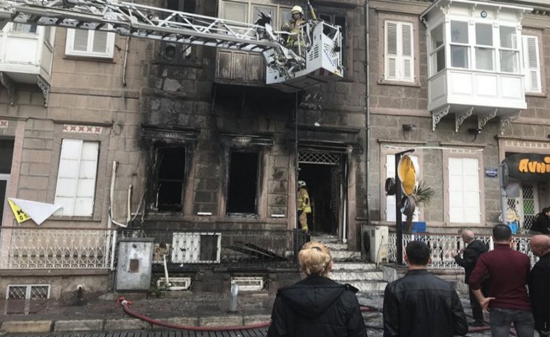 İzmir'de yangın dehşeti: Sigara izmariti kafeyi kül etti