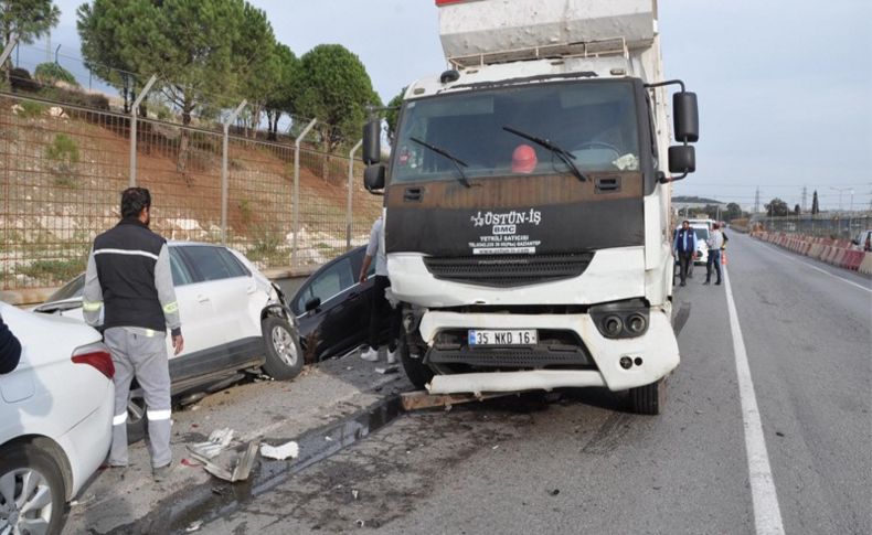 İzmir'de kamyon 7 araca çarptı