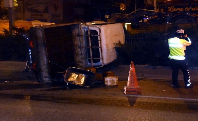İzmir'de kamyonet devrildi