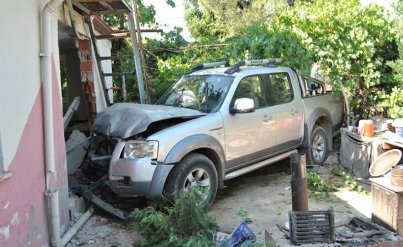 İzmir'de kamyonet evin bahçesine girdi: 1 ölü