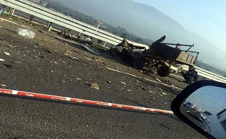 İzmir'de kamyonet ile otomobil çarpıştı: 1 ölü, 1 yaralı