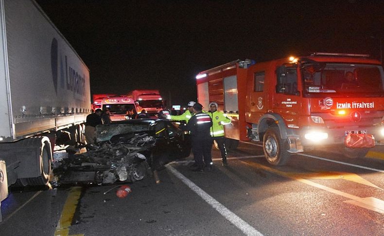 İzmir'de feci kaza: Karşı şeride geçti TIR'ın altında kaldı...