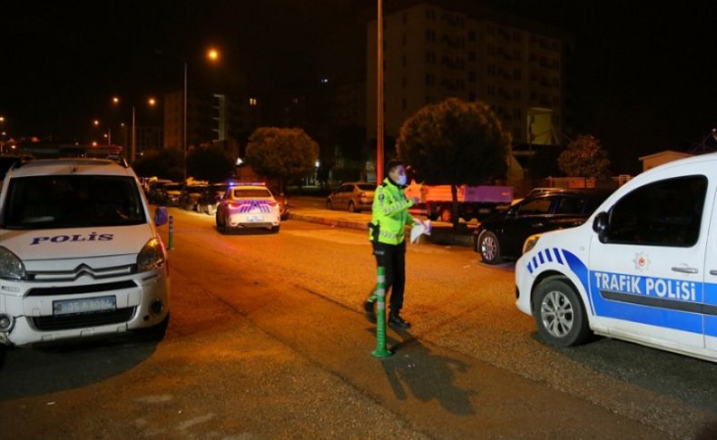İzmir'de kısıtlamayı ihlal edip polisin 'dur' ihtarına uymayan 3 kişi yakalandı