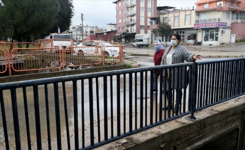 İzmir'de köprünün demir korkulukları çalındı