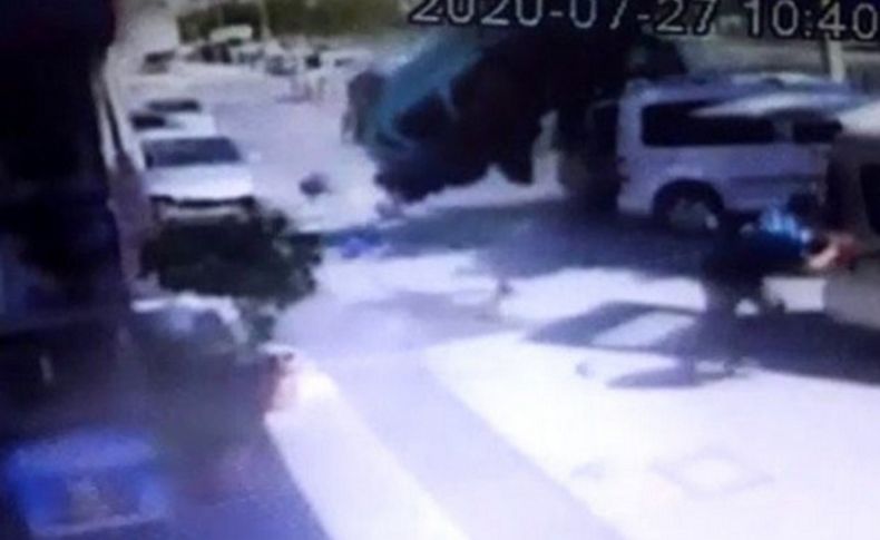 İzmir'de korkunç kaza! Takla atan araç, park halindeki 8 araca çarptı