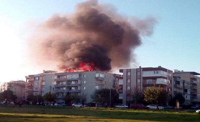 İzmir'de korkutan çatı yangını