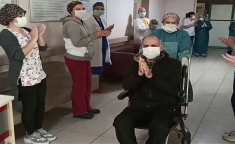 İzmir'de Kovid-19'u yenen iki yaşlı hasta alkışlarla uğurlandı