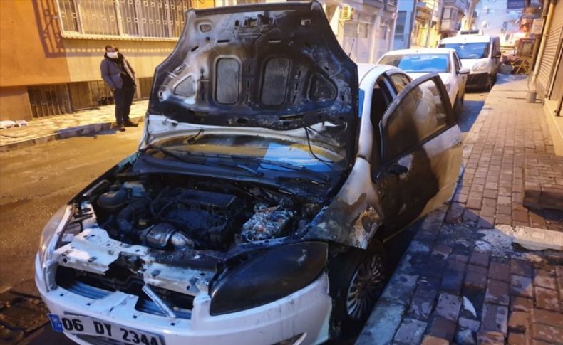 İzmir'de kundaklanan otomobilde hasar oluştu
