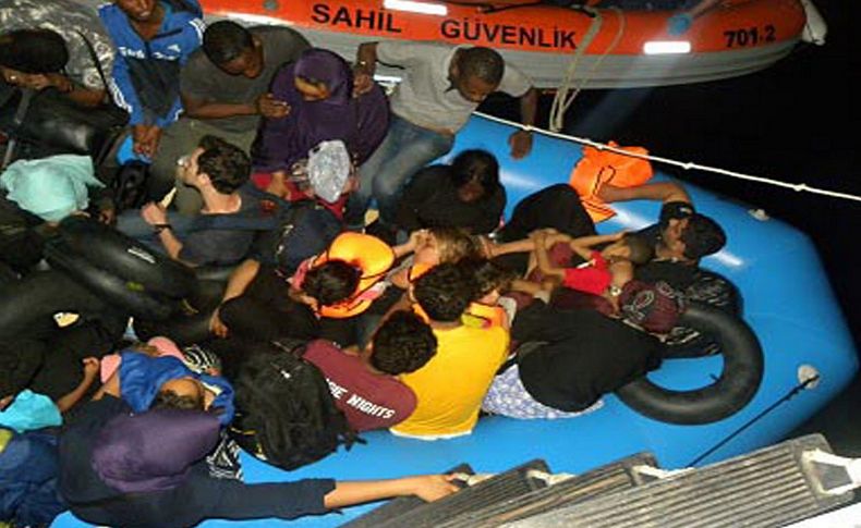 İzmir'de lastik botta 35 kaçak yakalandı