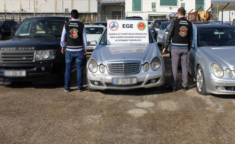İzmir'de lüks cip ve otomobiller gümrüğe takıldı