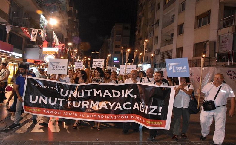 İzmir'de meşaleli yürüyüş