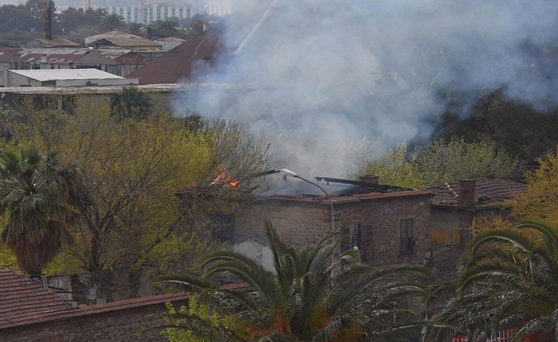 İzmir'de metruk fabrikanın müştemilatında yangın