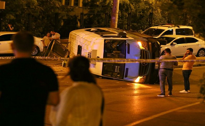 İzmir’de minibüs ile otomobil çarpıştı: 1 ölü, 7 yaralı