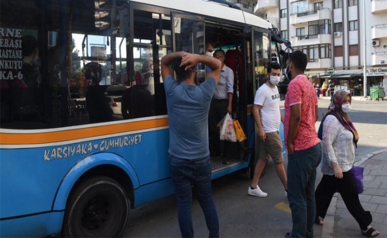 İzmir’de, minibüslerde balık istifi yolculuk