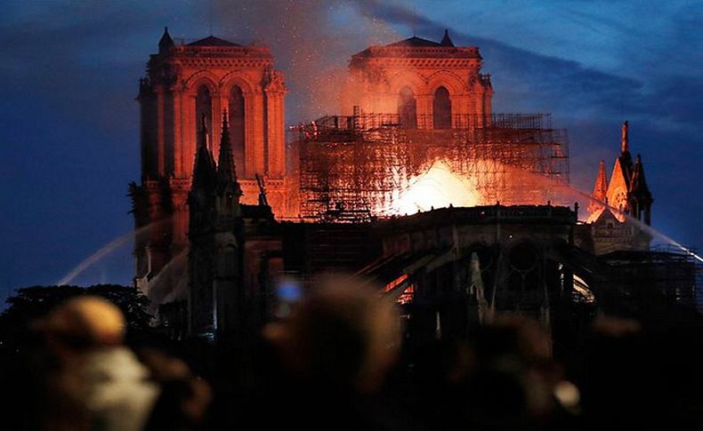 İzmir'de Notre Dame Katedrali için bağış toplandı