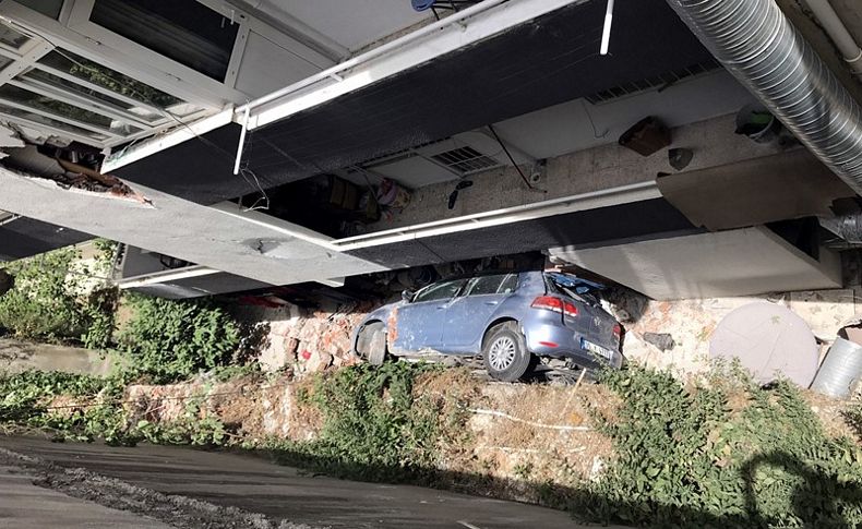 İzmir'de otomobil apartman boşluğuna düştü: 2 yaralı