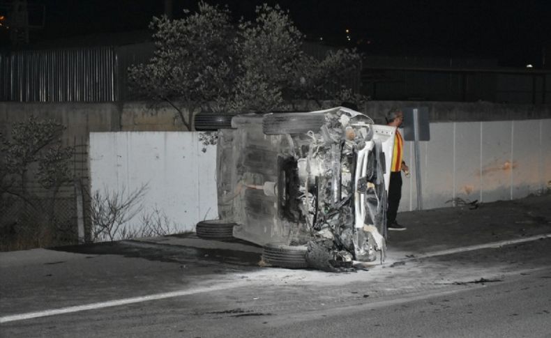 İzmir'de otomobil devrildi: 2 yaralı