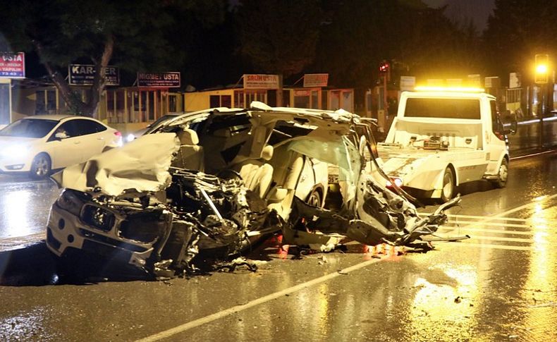 İzmir'de otomobil ile kamyonet çarpıştı: 1 ölü, 5 yaralı