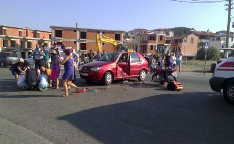 İzmir'de motosiklet otomobile çarptı: 1 ölü, 3 yaralı