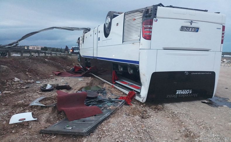 İzmir'de otomobil ile servis otobüsü çarpıştı: 37 yaralı