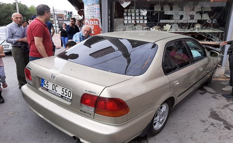 İzmir'de otomobil kuyumcu dükkanına girdi!