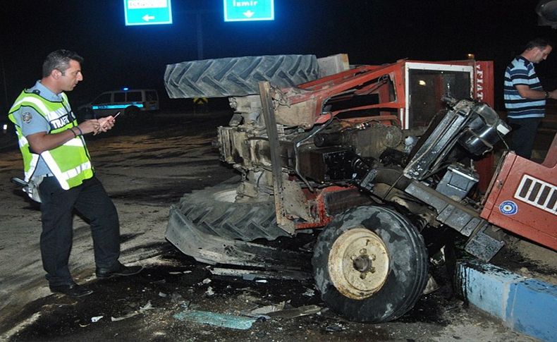 İzmir'de otomobille traktör çarpıştı: 2 yaralı