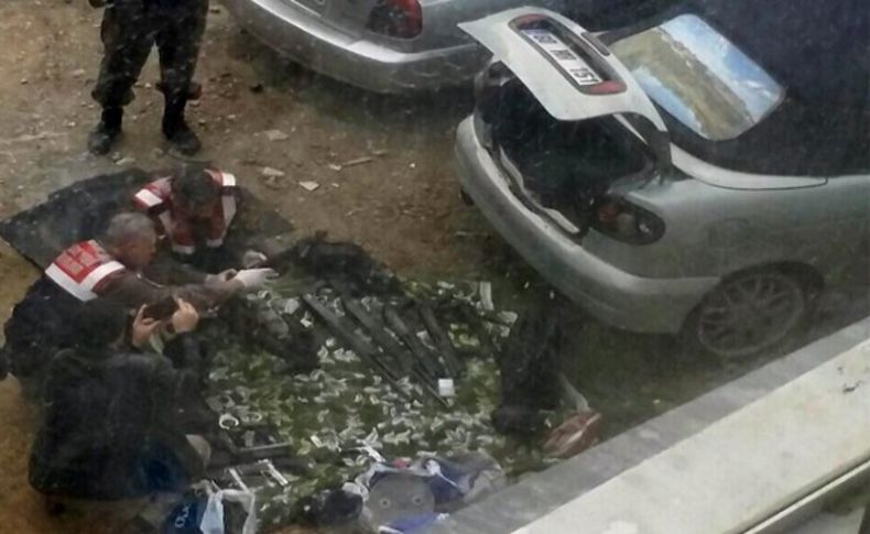 İzmir'de park halindeki araçtan cephane çıktı