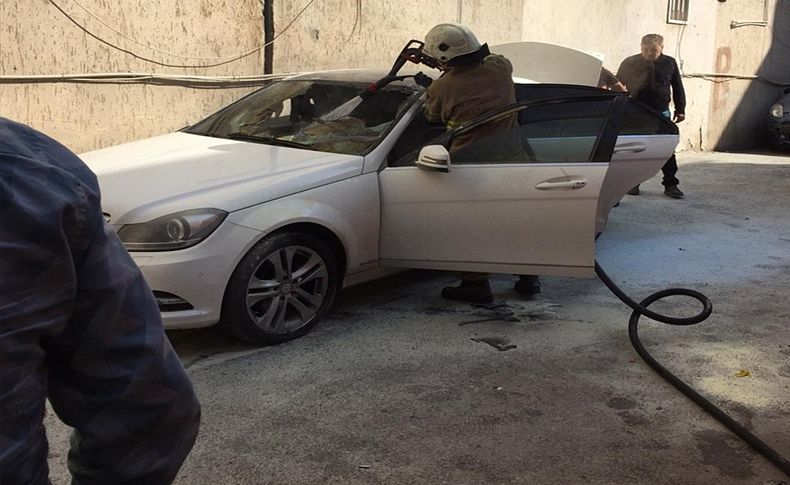 İzmir'de park halindeki lüks araç yandı