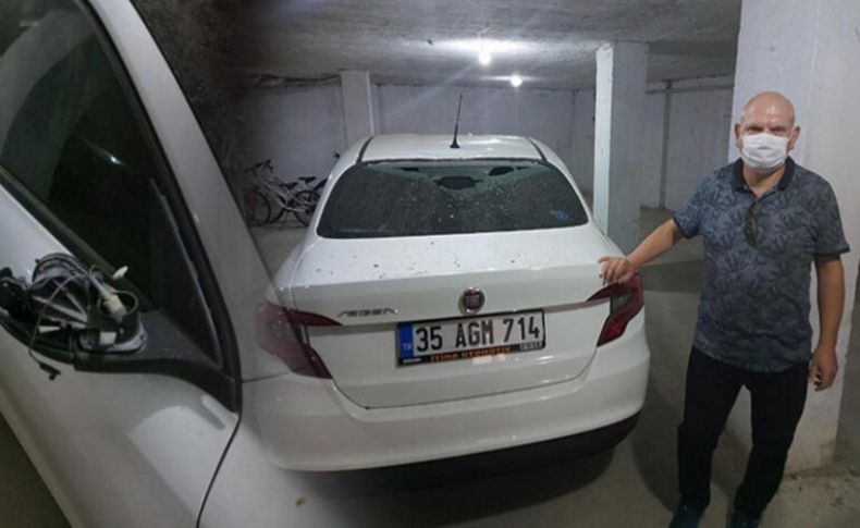 İzmir'de park halindeki otomobile sopayla zarar verilmesi güvenlik kamerasında